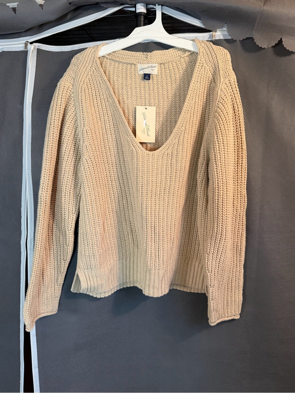 Universal Thread Oatmeal V-Neck Chunky Knit Women's Sweater Medium